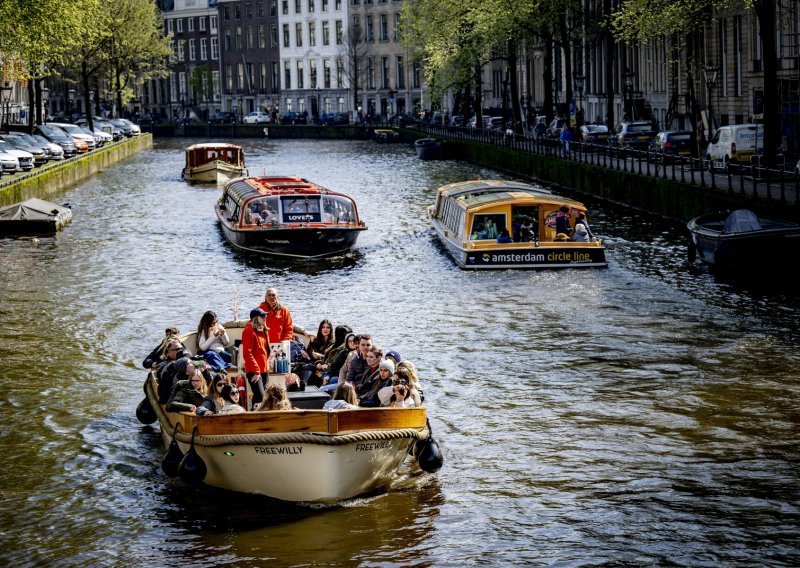 Amsterdam vrvi turistima; gradska uprava planira prepoloviti broj riječnih kruzera