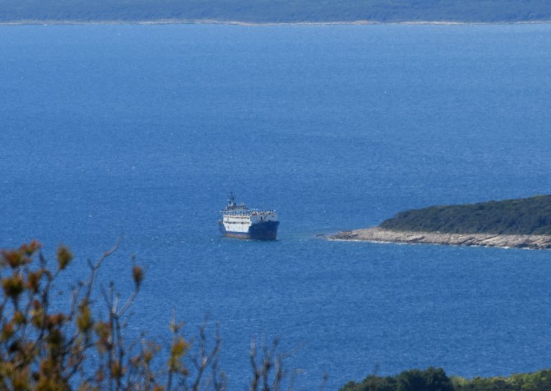 Članovi posade nasukanog broda u luci Raša prebačeni na kopno