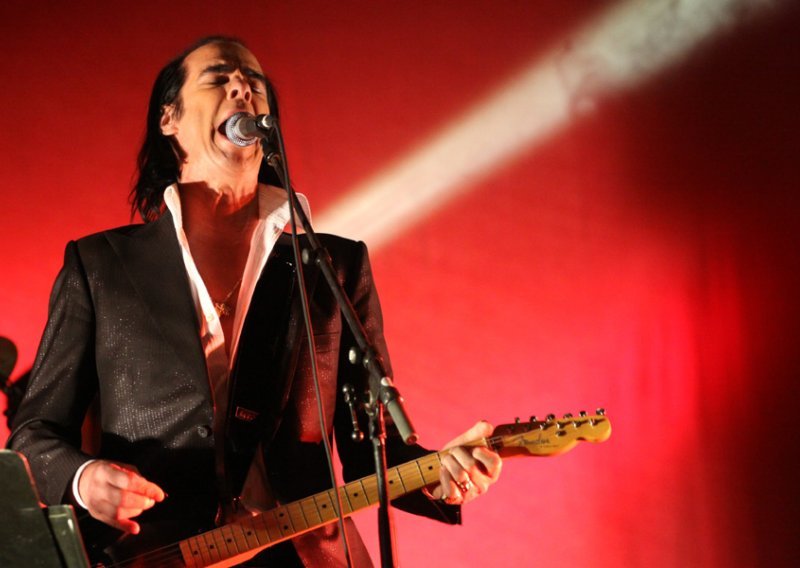 Nick Cave solo na klaviru, nastupa prije filma