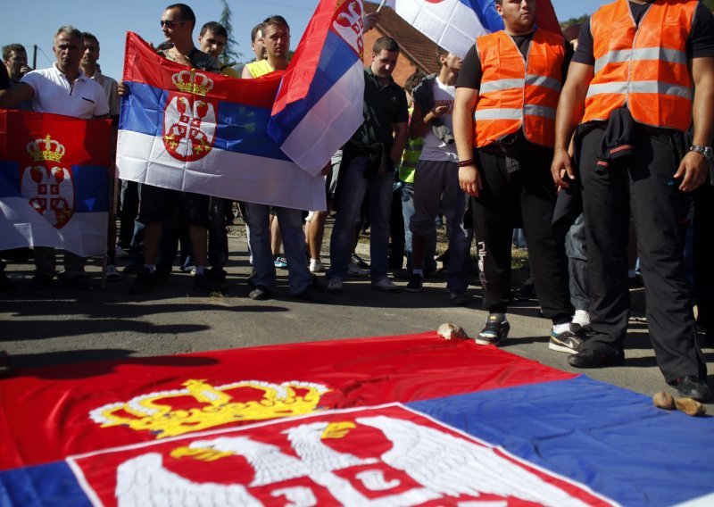 Kosovo Serbs removing roadblocks