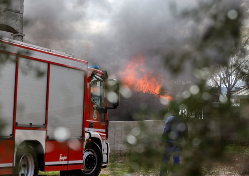 Planuo požar kod Šibenika, gasi ga 50 vatrogasaca