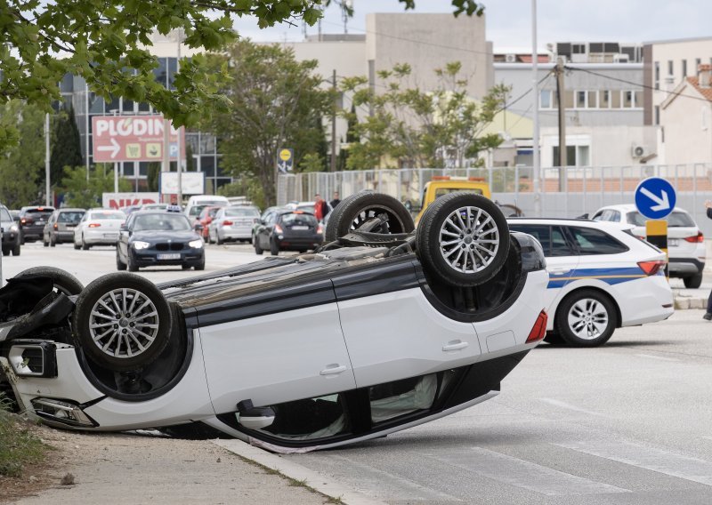 Prometna nesreća u Splitu: Automobil završio na krovu, pješak oboren