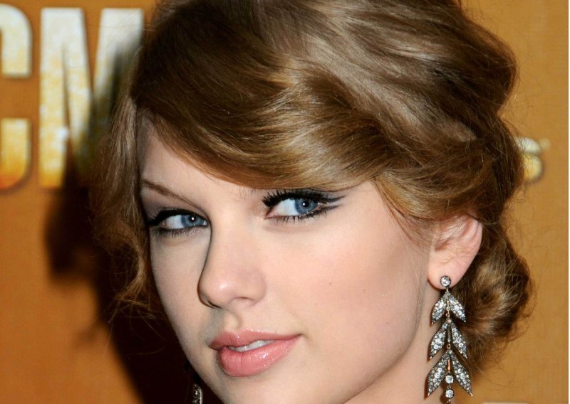 Taylor Swift opet solo