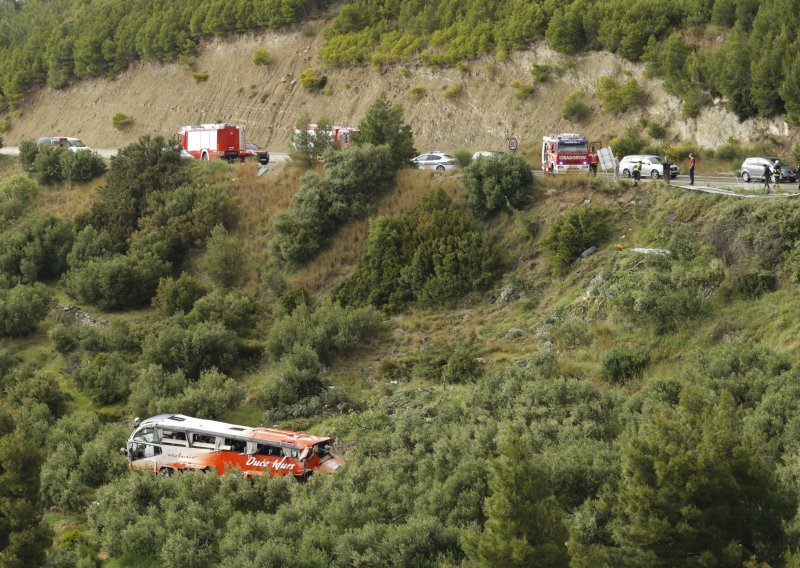 Zbog izvlačenja autobusa iz provalije obustavit će se promet kod Makarske