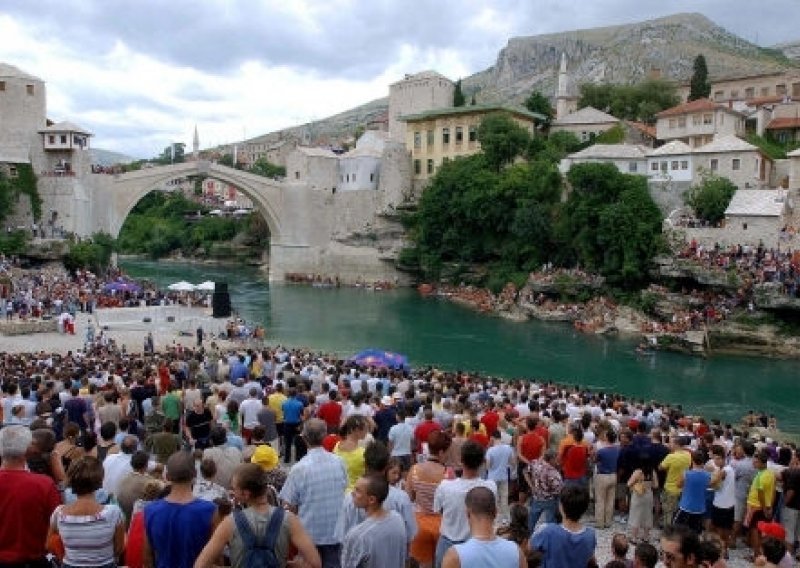 Gotovo polovica stanovnika RH rodbinski povezana s BiH