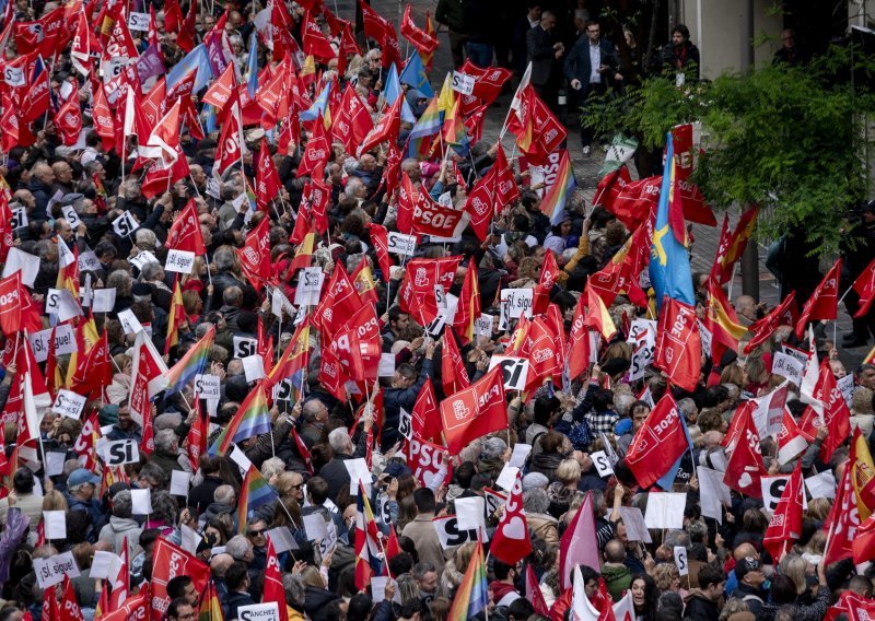 Tisuće socijalista traže ostanak Sancheza: Emotivno je pogođen napadom na suprugu