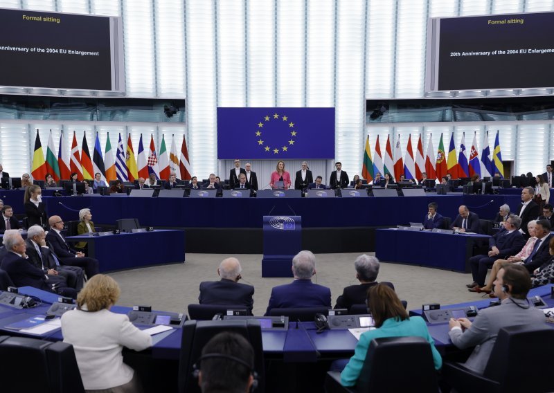Plaća, dodaci, mirovina... Pogledajte zašto svi žele raditi u EU parlamentu