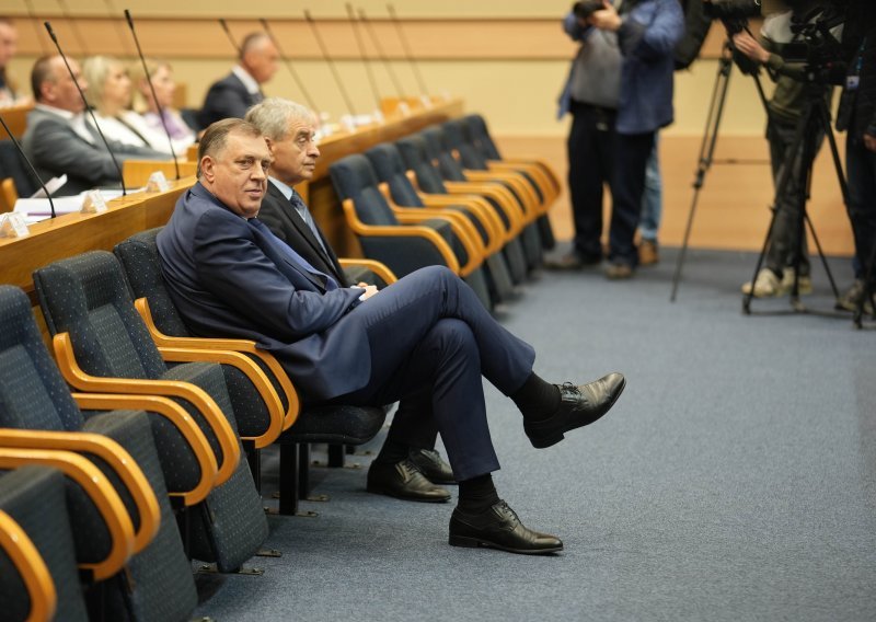 Sud BiH odbio zahtjev za svjedočenjem Schmidta, Dodik pred novinarima psovao