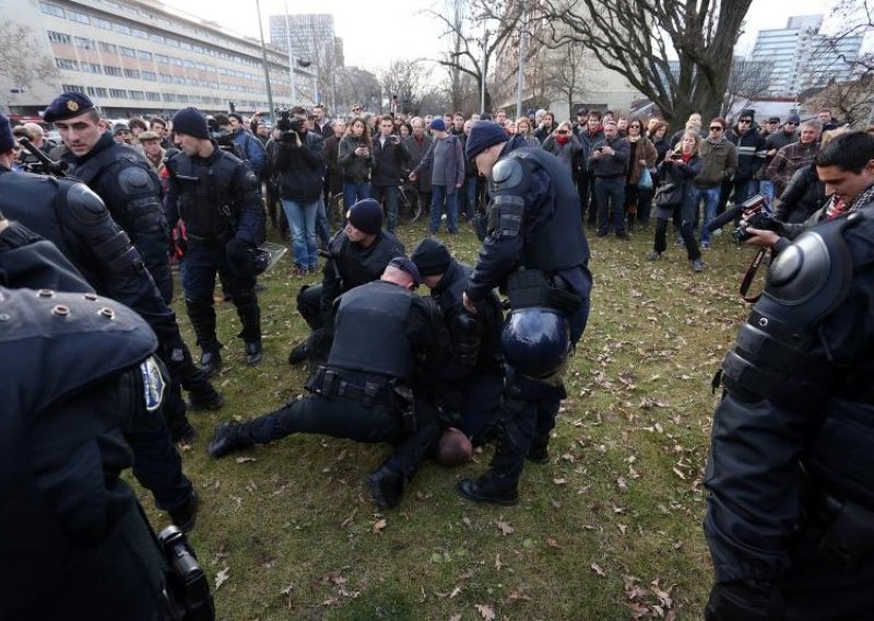 Policija spriječila kontakt u Savskoj, troje uhićenih