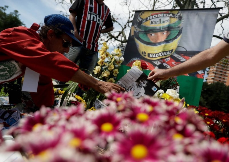 Prije 30 godina poginuo je Ayrton Senna; navijači u Imoli odali počast legendarnom Brazilcu