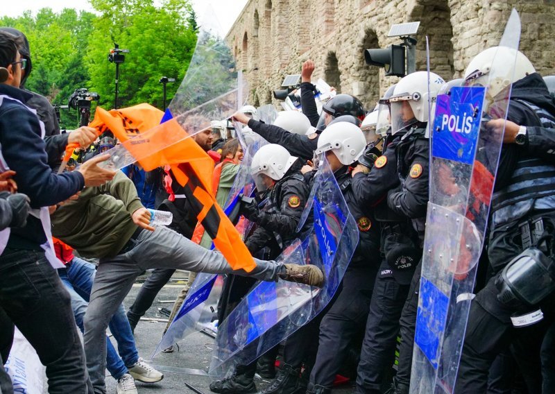 Veliki neredi u Istanbulu: Žestoka tučnjava prosvjednika i policije