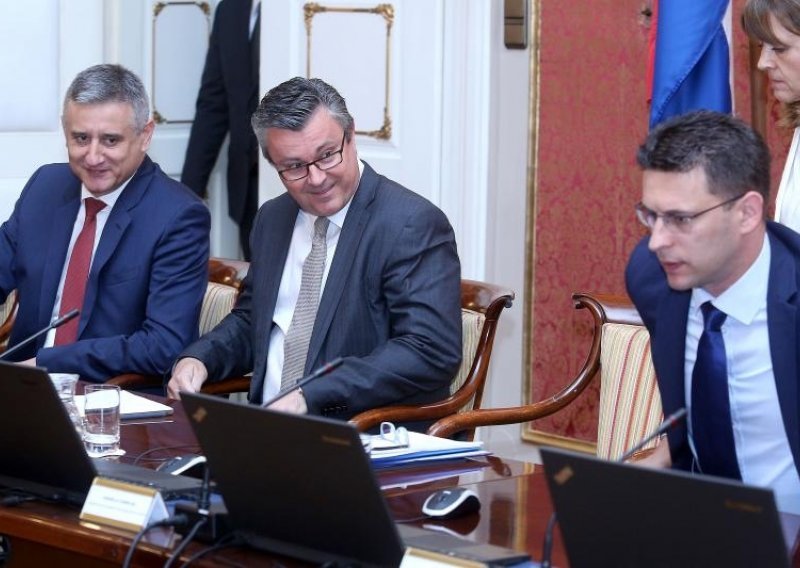 HDZ vladu Tihomira Oreškovića mora rušiti u četvrtak, evo i zašto