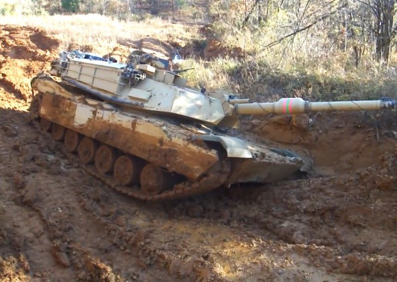 Što kad se Abrams tenk od 60 tona zaglavi u blatu?