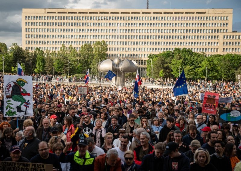 Tisuće na prosvjedima protiv slovačkog premijera Fica