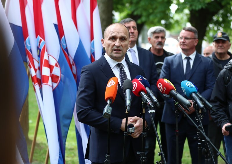 Anušić čestitao vojnicima njihov dan i najavio povećanje plaće