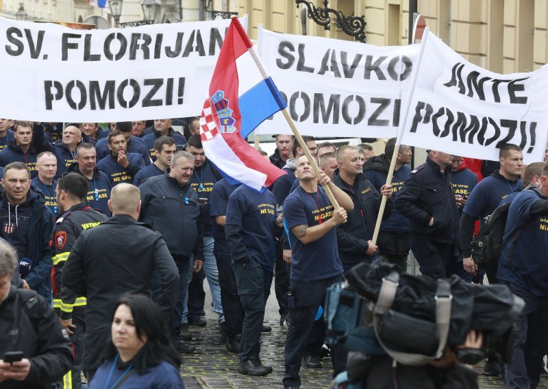 Veliki prosvjed vatrogasaca na Markovom trgu: 'Lažima se vatre ne gase'