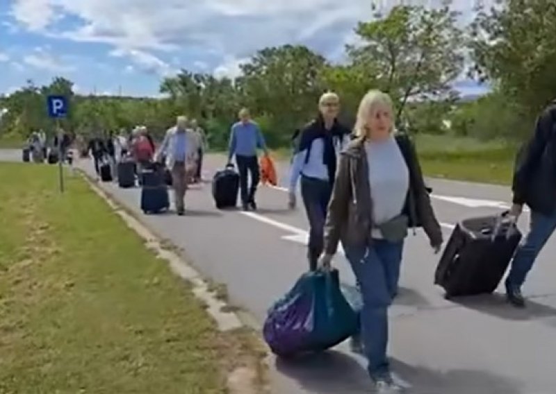 Turisti na Krku pješke vukli kofere s aerodroma zbog preskupog ulaza za autobuse