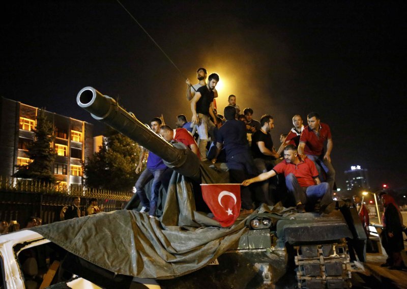 Neuspjeli vojni udar u Turskoj stajao zemlju 100 milijardi dolara