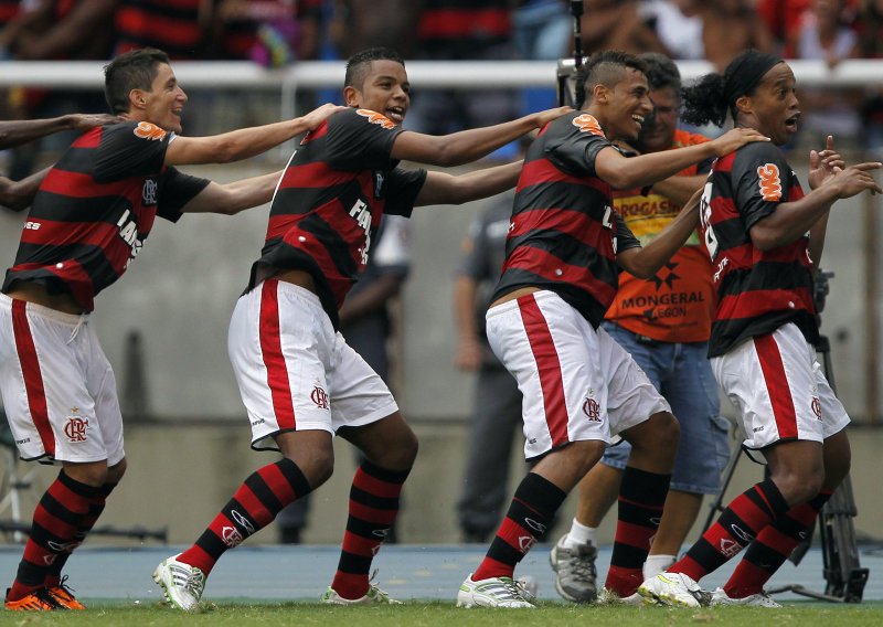 Ronaldinho golom i plesom pokrenuo ludilo