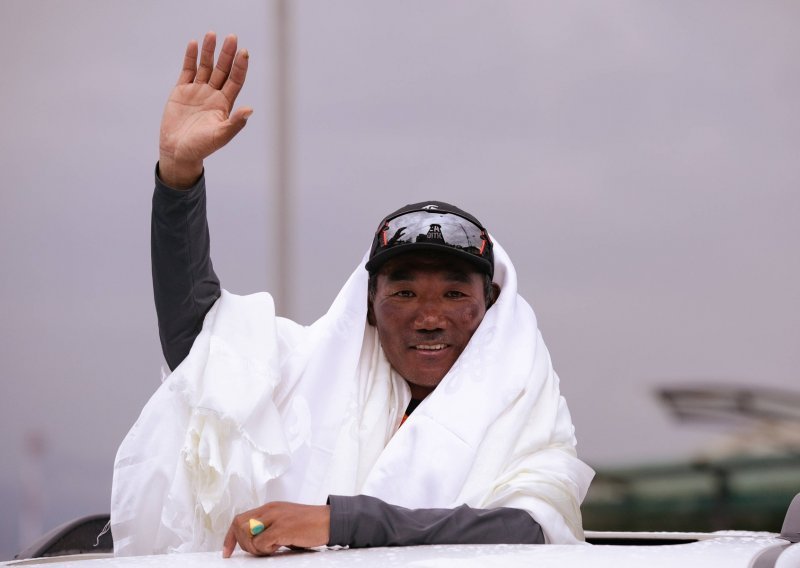 Šerpa Kami oborio sve rekorde: Popeo se na Mount Everest 29. put