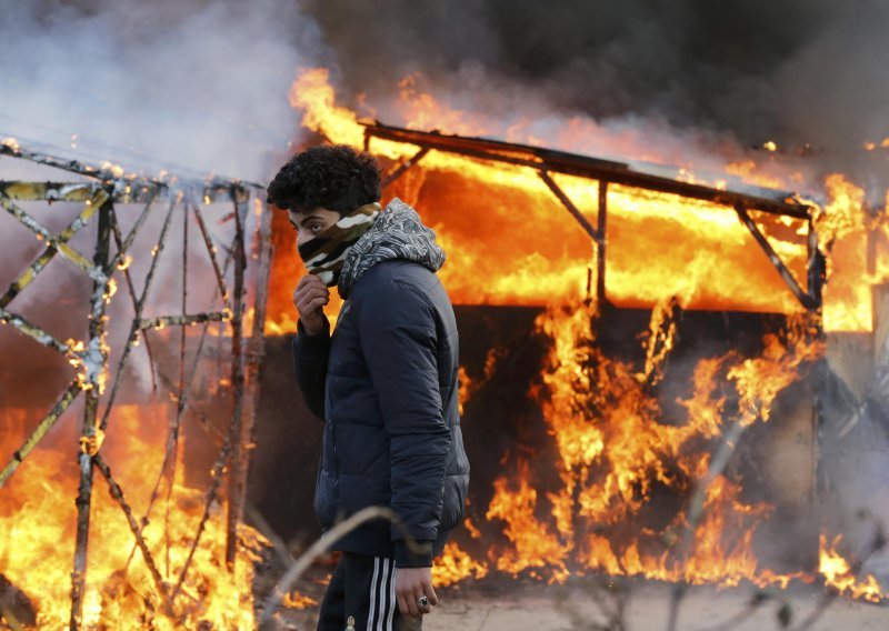 Emigranti zasuli policiju kamenjem, ona odgovorila suzavcem