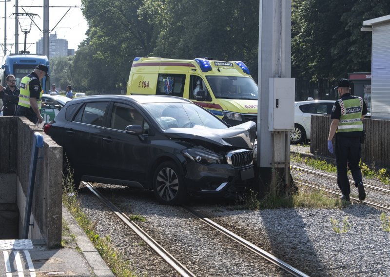 Auto u Zagrebu završio na tramvajskoj pruzi, vozač preminuo tijekom vožnje