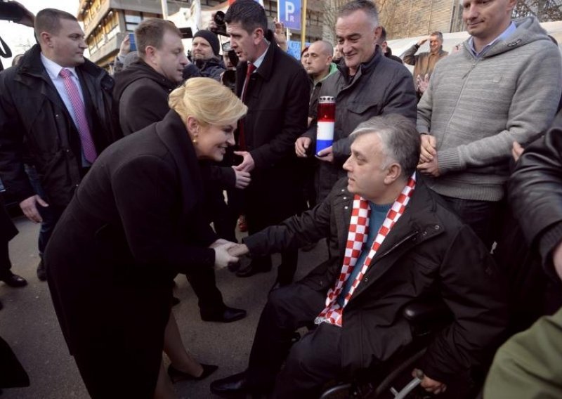 Branitelji dočekali predsjednicu pjesmom 'Zovi, samo zovi'