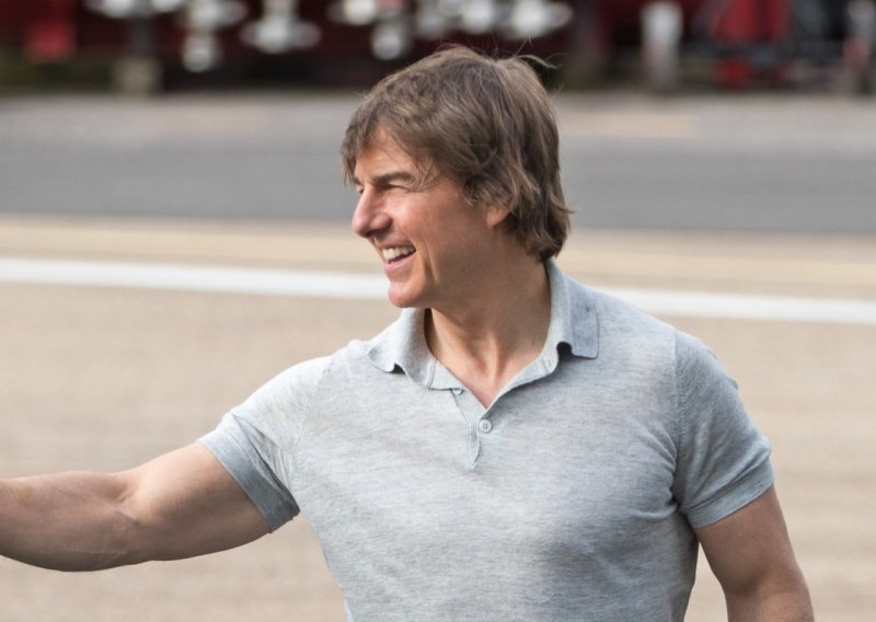 Tom Cruise oduševio snažnim bicepsima pa pokazao i trbušnjake