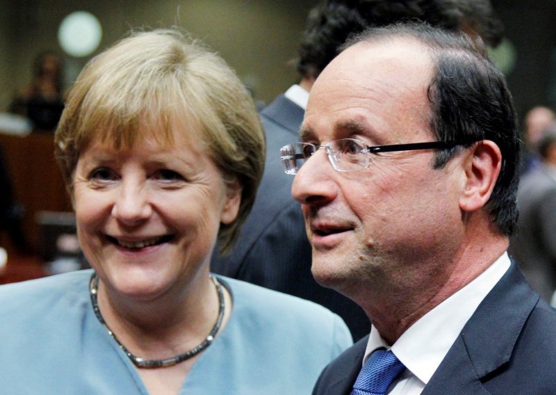 Merkel protiv, Hollande za eurobveznice
