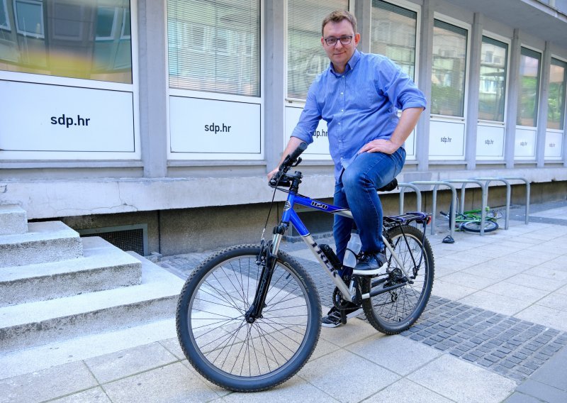 Glavašević krenuo biciklom iz Bruxellesa u Zagreb, put će trajati dva tjedna
