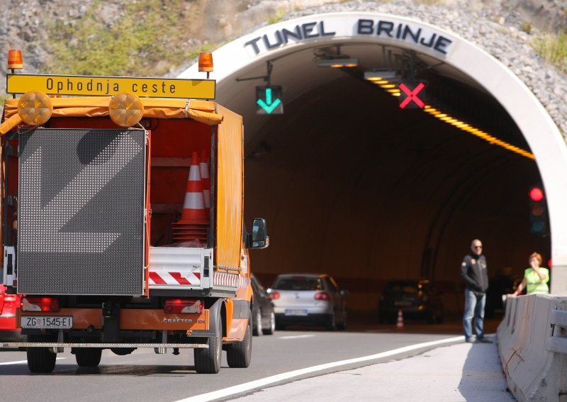 Prometna nesreća u tunelu Brinje u smjeru Zagreba