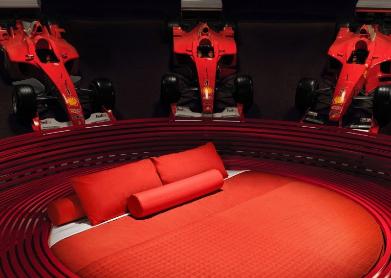 'Ikonični' smještaj: Ovako izgleda spavanje u muzeju Orsay, među Ferrarijevim bolidima...
