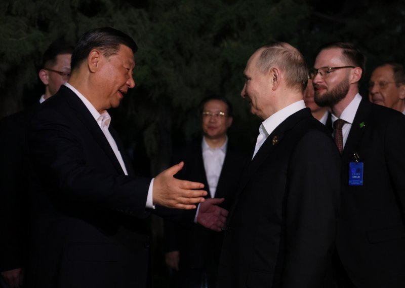 Pogledajte Xija i Putina u rijetkom zagrljaju
