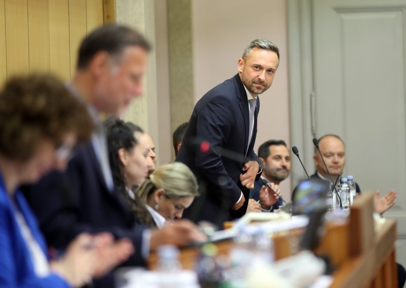 Ministar Piletić zaradio i pljesak i podsmijeh: 'Tako mi pomogao Bog i sveti Josip'