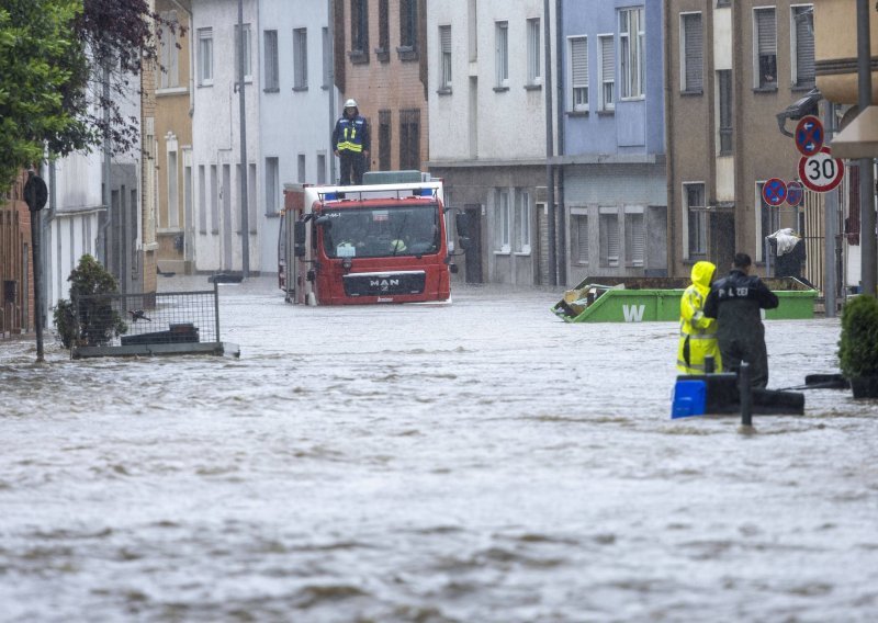 Velike poplave i klizišta u Njemačkoj: Evakuiraju se zgrade, nestalo i struje
