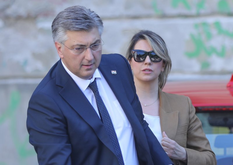 Dugo ih nismo vidjeli zajedno: Premijer Plenković snimljen u izlasku sa suprugom Anom