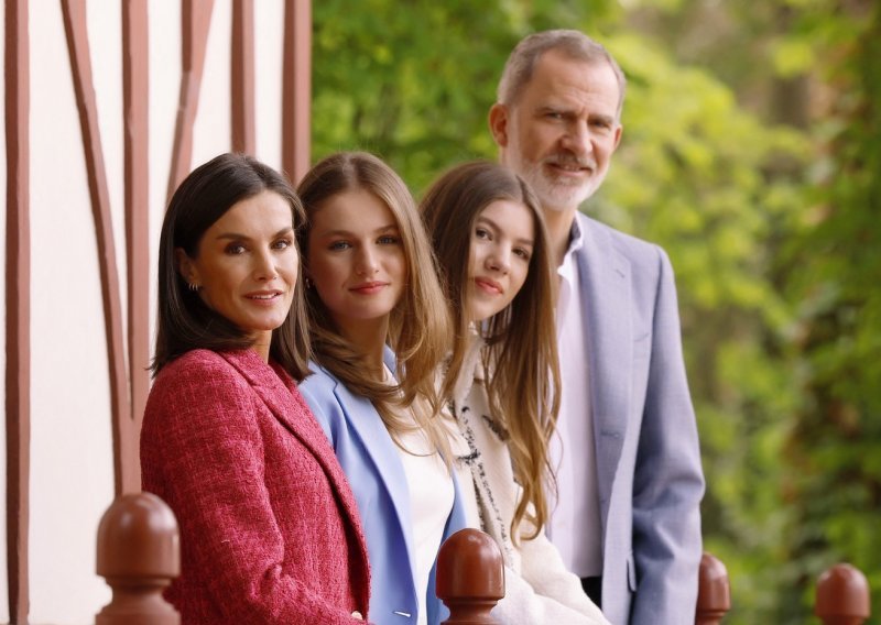 11 fotografija za 20. godišnjicu braka: Kraljica Letizia pozirala sa suprugom i kćerima