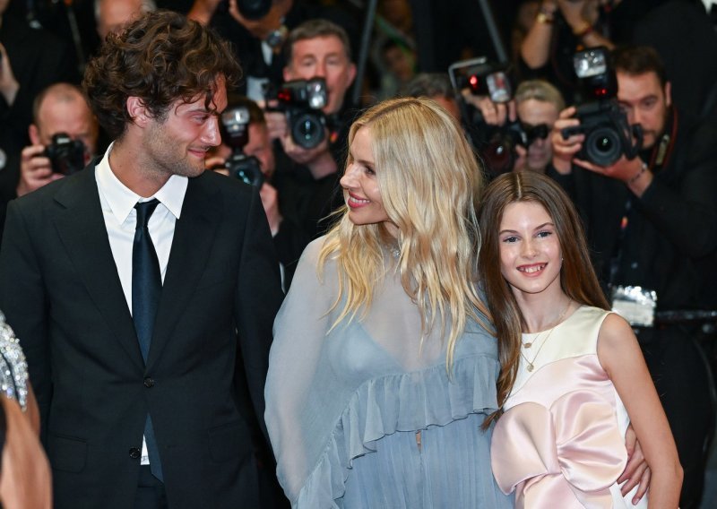 Sienna Miller ponosno pozirala s kćerkom i dečkom na crvenom tepihu