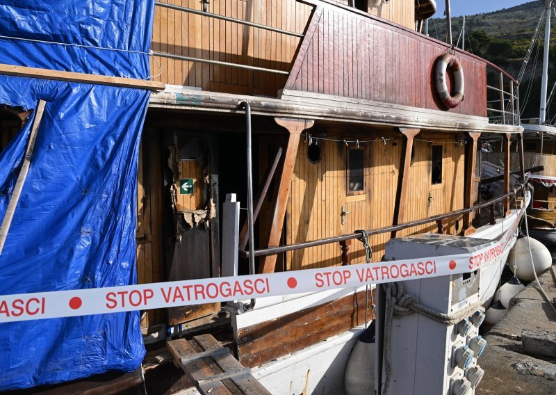 Buknuo požar na drvenom turističkom brodu u Krilo Jesenicama