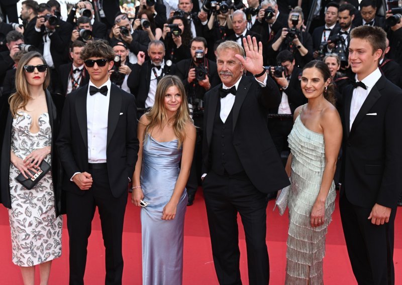 Rijetko su u javnosti: Kevin Costner na crvenom tepihu pozirao s petero svoje djece