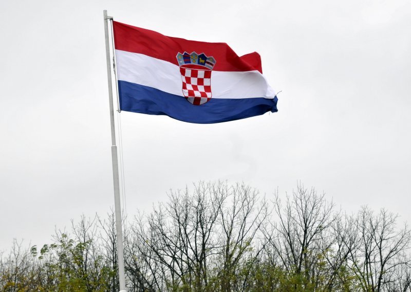 Cure detalji o slučaju paljenja hrvatske zastave: 'Nakon toga je podigao tri prsta'