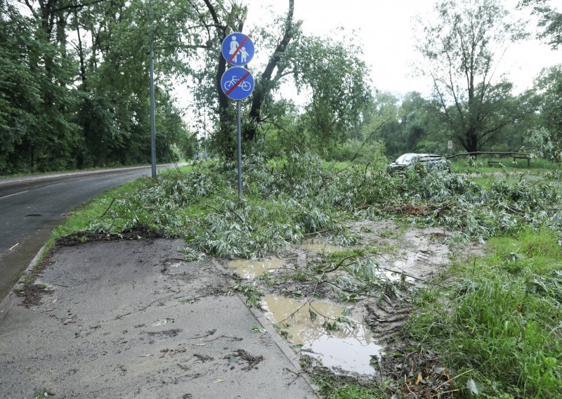 Nevrijeme prohujalo Hrvatskom: Vjetar čupao stabla, oštećen krov vrtića