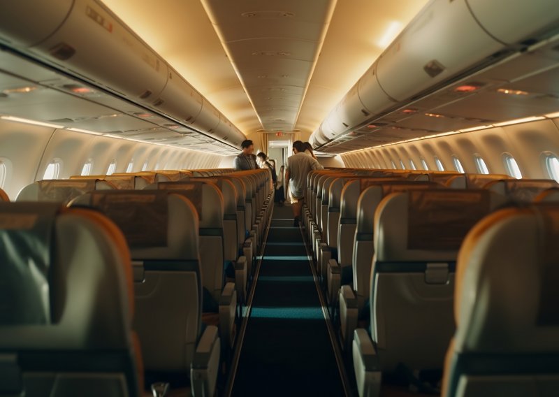 Drama na letu za Split: Mladić pokušao ući u pilotsku kabinu pa se zaključao u toalet