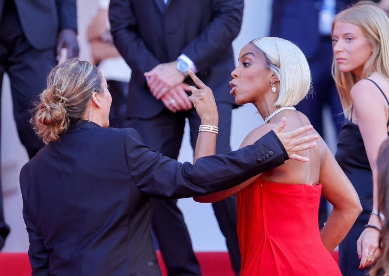 Kelly Rowland napravila scenu na crvenom tepihu, čitačica s usana otkrila što je vikala zaštitarki