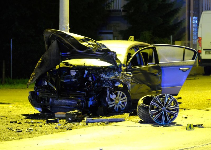 Troje ozlijeđenih u nesreći u Sesvetama. Od automobila nije ostalo ništa