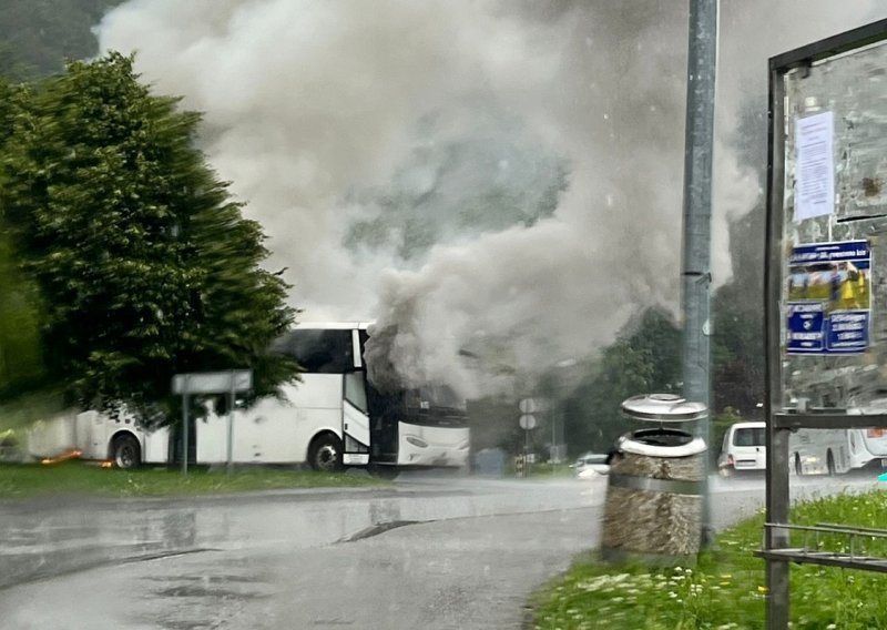 Zapalio se autobus koji je djecu iz Istre dovezao u krapinski muzej pračovjeka