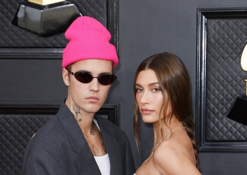 'Mama i tata': Hailey Bieber pokazala goli trudnički trbuh na fotografijama s Justinom