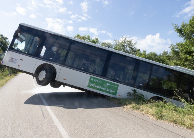 Drama kod Sinja: Školski autobus planuo pa sletio s ceste. Djeca uspjela izaći