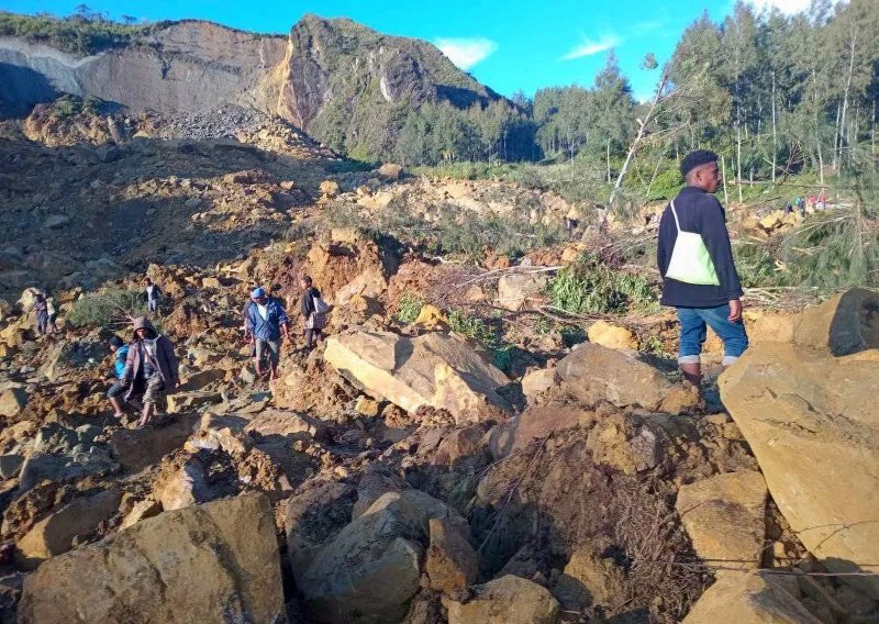 Urušio se dio planine na Papui Novoj Gvineji, najmanje 2000 zatrpanih u klizištu