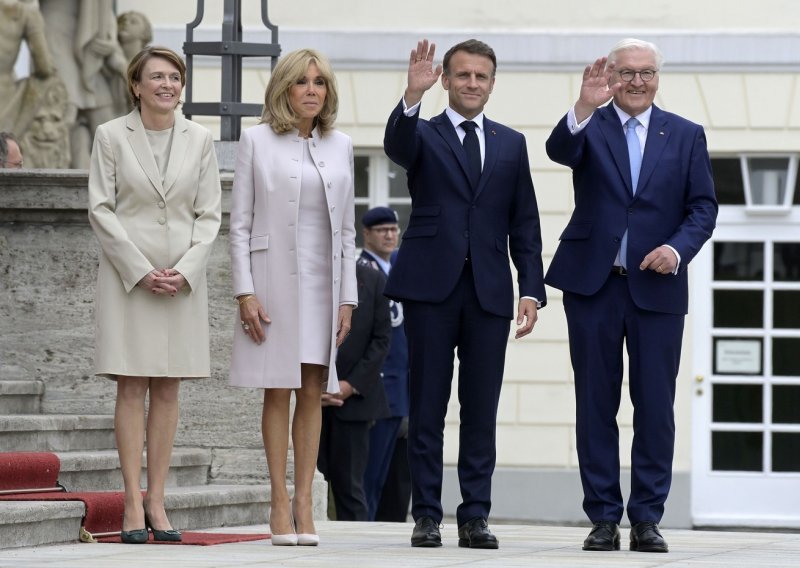 Prva dama pokazala noge u minici: Chic Francuskinja ne odriče se omiljenog komada odjeće